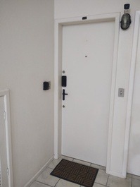 Entrada privativa para o apartamento com fechadura eletrônica acesso com senha