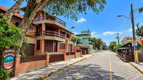 Apartamento 03 dorm. Vista mar locação em Bombinhas (LA1132)