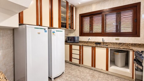 Apartamento 03 dorm. Vista mar locação em Bombinhas (LA1132)