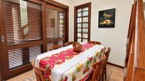 Apartamento 03 dorm. Vista mar locação em Bombinhas (LA1132)
