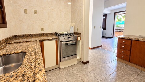 Apartamento 03 dorm. Vista mar locação em Bombinhas (LA1132)
