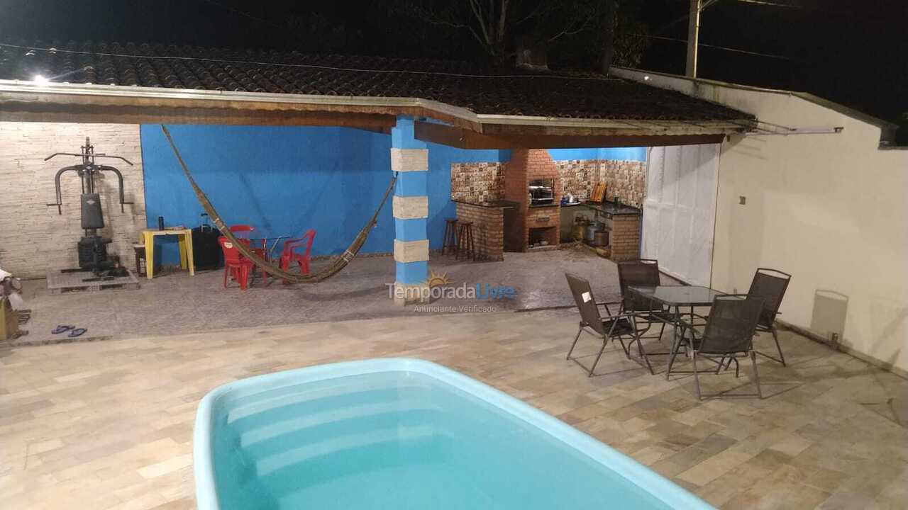 Casa para aluguel de temporada em Caraguatatuba (Praia das Palmeiras)
