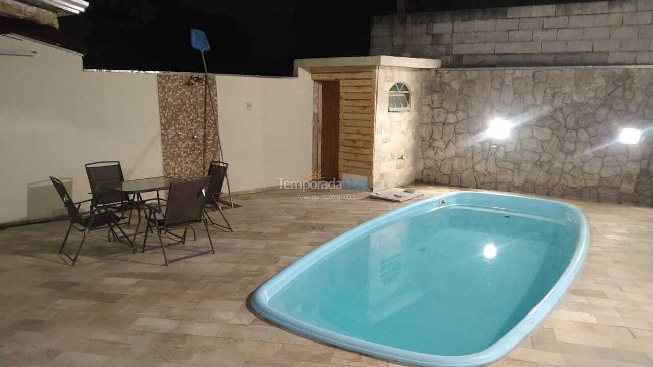Casa para aluguel de temporada em Caraguatatuba (Praia das Palmeiras)