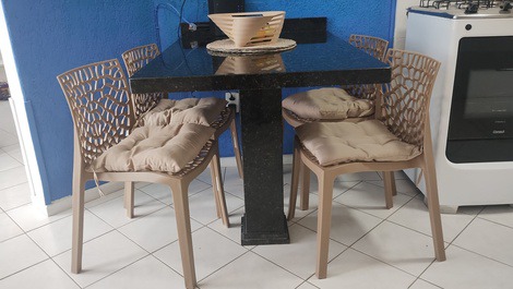 Mesa de jantar para 4 pessoas integrada à cozinha