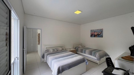 House with pool for seasonal rental in Barra do Una