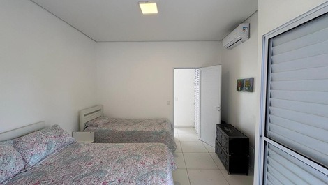 House with pool for seasonal rental in Barra do Una