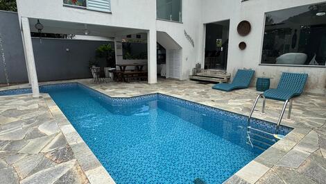 House with pool for seasonal rental in Barra do Una