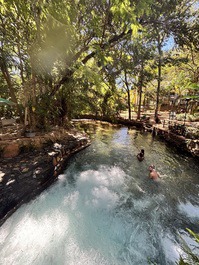 Apartamento en Thermas Paradise con capacidad para hasta 4 personas y acceso al río.