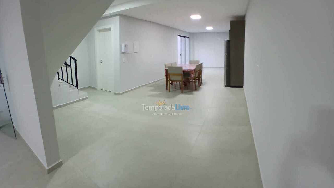 Casa para aluguel de temporada em Bombinhas (Praia de Zimbros)