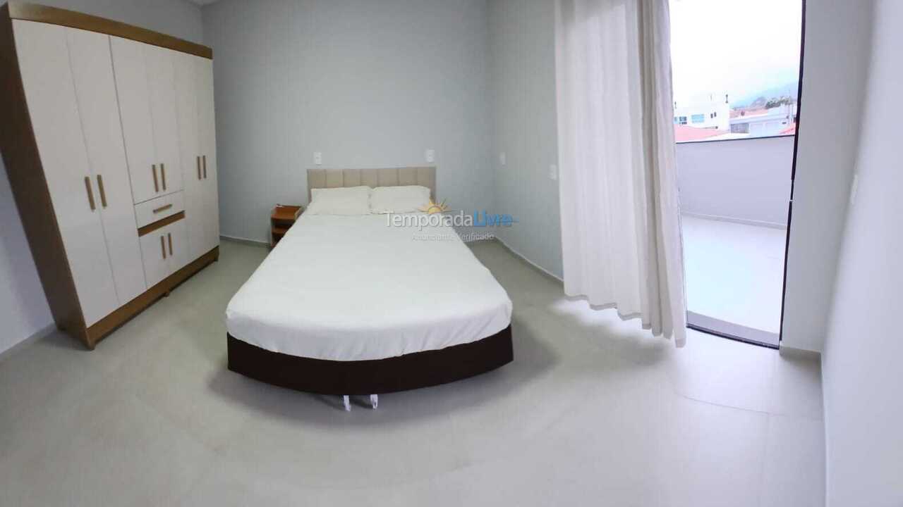 Casa para aluguel de temporada em Bombinhas (Praia de Zimbros)