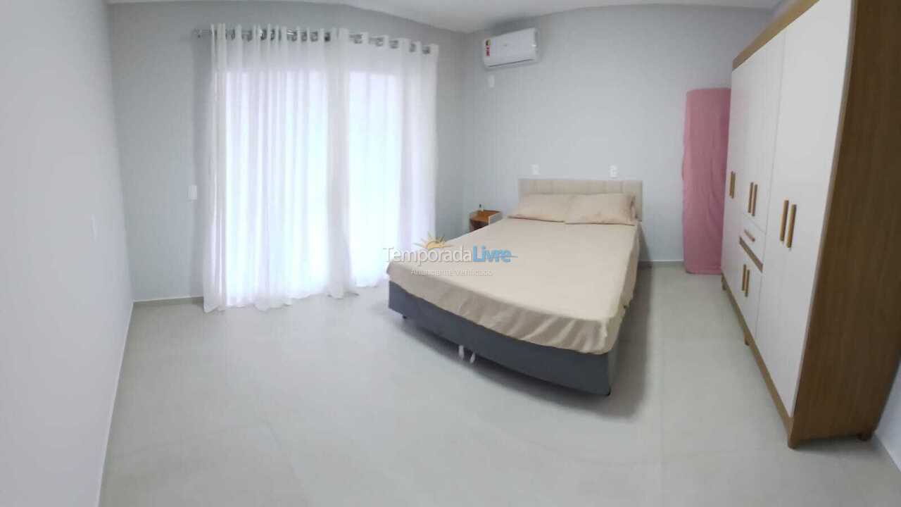 Casa para aluguel de temporada em Bombinhas (Praia de Zimbros)