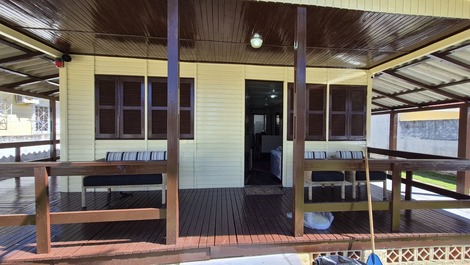 Excellent house with pool in north English