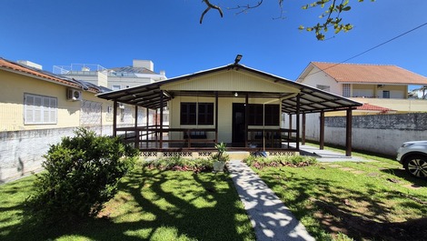 Excellent house with pool in north English