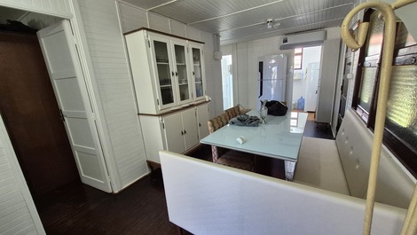 Excellent house with pool in north English
