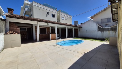 Excellent house with pool in north English