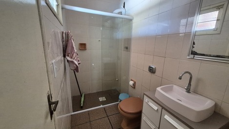 Excellent house with pool in north English