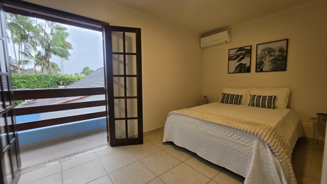House on Baleia Beach, close to the beach.