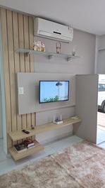 Sala com smarttv, canais abertos samsung tv plus, canais de streaming e wi-fi
