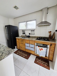 Cozinha com forno elétrico e cooktop a gás 