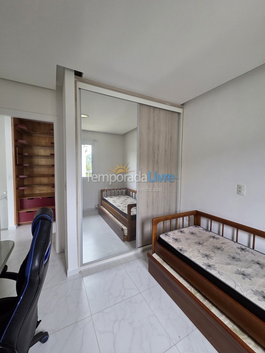 Casa para aluguel de temporada em Ubatuba (Enseada)