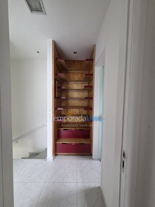 Casa para aluguel de temporada em Ubatuba (Enseada)