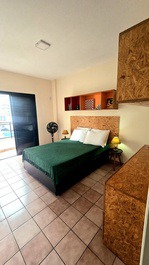 Quarto amplo e arejado, com conforto que você precisa