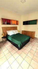 Quarto amplo e arejado, com conforto que você precisa