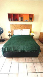 Quarto amplo e arejado, com conforto que você precisa