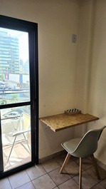 Mesinha home office com vista na varanda