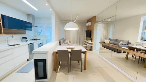 Apartamento a una cuadra de la playa en Jurerê.