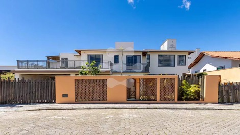 Casa Alto Padrão Jacuzzi 4 Suítes 10 Pessoas – Praia Canto Grande