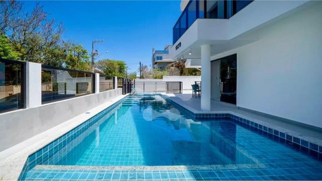 Luxury House with Pool, 6 Suites, Sleeps 22 – Canto Grande Beach