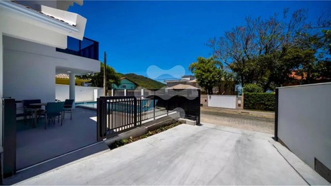 Luxury House with Pool, 6 Suites, Sleeps 22 – Canto Grande Beach