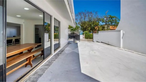 Luxury House with Pool, 6 Suites, Sleeps 22 – Canto Grande Beach