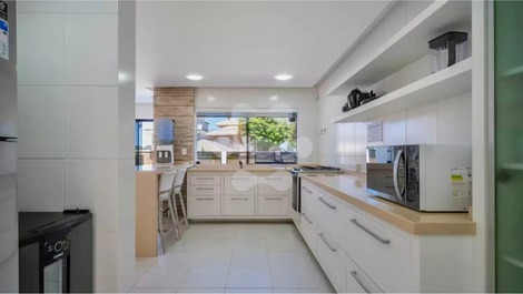 Luxury House with Pool, 6 Suites, Sleeps 22 – Canto Grande Beach