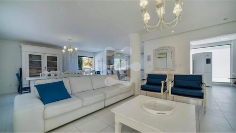 Luxury House with Pool, 6 Suites, Sleeps 22 – Canto Grande Beach
