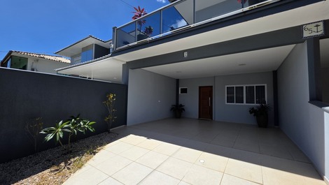Luxury townhouse in Itaguaçu - 130m from the sea on a quiet street.