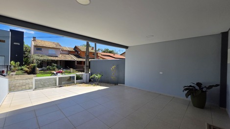 Luxury townhouse in Itaguaçu - 130m from the sea on a quiet street.