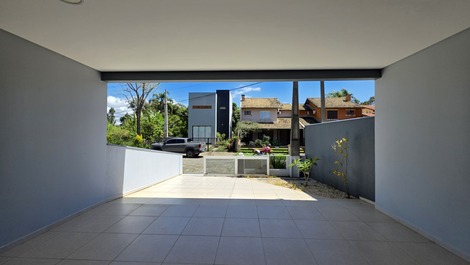 Luxury townhouse in Itaguaçu - 130m from the sea on a quiet street.