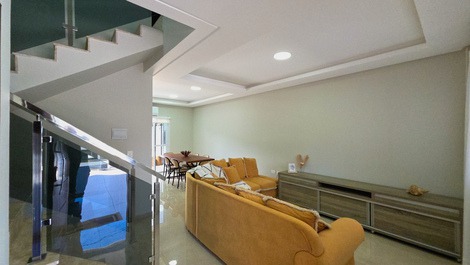 Luxury townhouse in Itaguaçu - 130m from the sea on a quiet street.