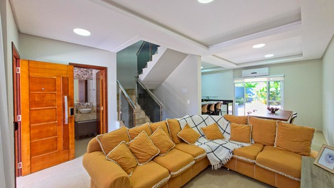 Luxury townhouse in Itaguaçu - 130m from the sea on a quiet street.