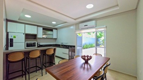 Luxury townhouse in Itaguaçu - 130m from the sea on a quiet street.