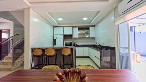 Luxury townhouse in Itaguaçu - 130m from the sea on a quiet street.