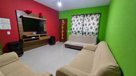 Sala com tv e som.