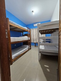 Quarto com ar condicionado, dois beliches. 