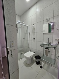 Banheiro da suíte. 