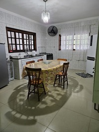 Cozinha com todos utensílios.