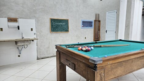 Espaço mesa de bilhar com banheiro. 